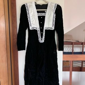 Vintage black midi velvet dress with oversized lace white collar